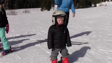 Em bé vừa trượt tuyết vừa ngủ gật cực đáng yêu