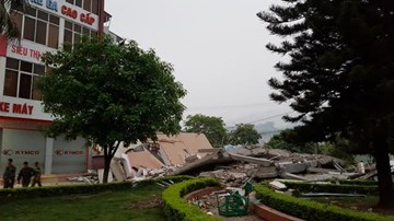 Cao Bằng: Sập nhà 5 tầng mới xây giữa phố, 3 người chết