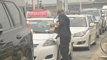 Hà Nội: Ông Tây lau kính miễn phí cho ôtô dừng đèn đỏ
