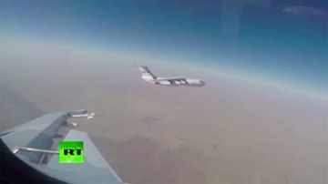 Su-30SM hộ tống vận tải cơ Il-76 bay trên đầu IS