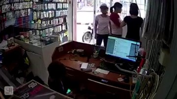 Bé trai 5 tuổi trộm điện thoại di động dưới sự chỉ đạo của người lớn