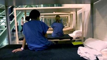 Video hé lộ nạn xâm hại tình dục kinh hoàng trong nhà tù nữ ở Mỹ