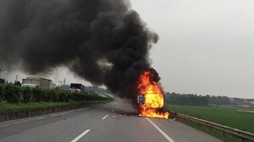 Xe tải chở giày, dép cháy ngùn ngụt trên quốc lộ