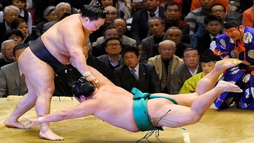 Cận cảnh võ sĩ Sumo 120 kg quật ngã đối thủ trong lễ hội mùa xuân