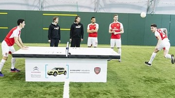 Chán tập, sao Arsenal rủ nhau đánh bóng bàn bằng đầu