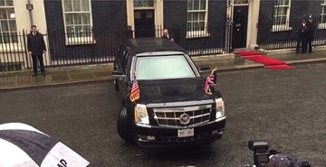 Tài xế của Obama quay đầu hoàn hảo trên đường hẹp ngoài Phủ thủ tướng Anh