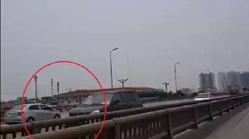 Taxi chạy ngược chiều trên đường trên cao