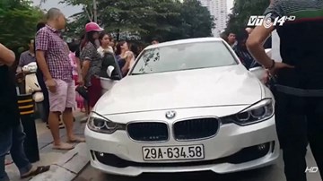 Bố đập vỡ ô tô BMW để cứu con gái mắc kẹt
