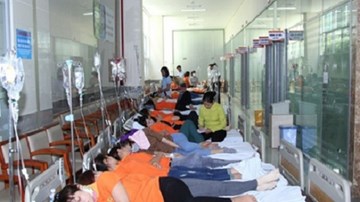 Gần 500 công nhân bị ngộ độc thức ăn phải nhập viện cấp cứu tại Bình Phước