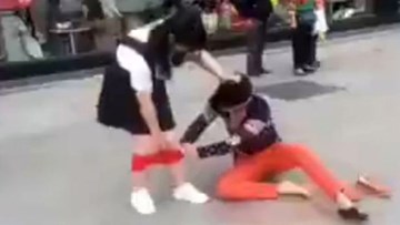 Clip gây sốc: Cô gái bị lột đồ sao không ai giúp đỡ?