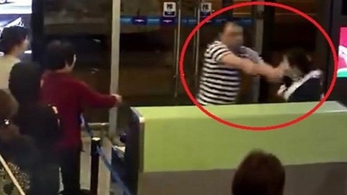 Bị hoãn chuyến, hành khách nữ nhân viên hàng không
