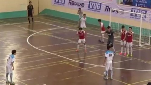 Siêu phẩm sút phạt của chàng sinh viên VN lên báo nước ngoài