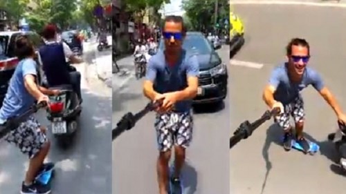 Khách Tây bám xe máy, trượt patin gây xôn xao đường Hà Nội