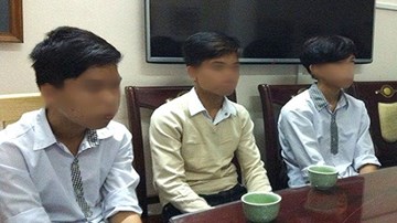 Xem xét thu hồi quyết định đình chỉ 3 học sinh vì “tè bậy”