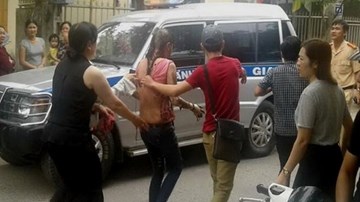 Chân dung nghi can đổ xăng đốt phụ nữ đang uống cà phê