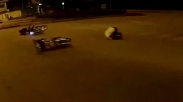 Hai xe máy vượt đèn đỏ tông nhau, 3 người văng lộn nhào