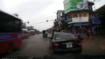 Vượt đèn đỏ, xe máy bị ôtô tông ngã thảm khốc
