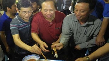 Bộ trưởng Trương Minh Tuấn ăn cá của ngư dân vừa đánh bắt