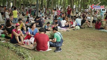 Bất chấp nắng nóng, người người đổ về EcoPark