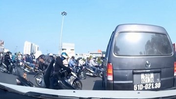 Dùng đá lạnh dập đám cháy xe máy giữa phố Sài Gòn