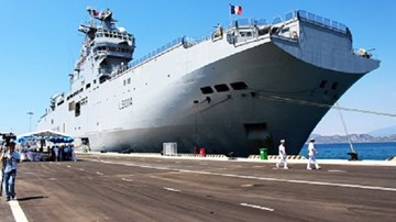 Tàu chỉ huy, đổ bộ đa năng hàng đầu Pháp thăm Cam Ranh