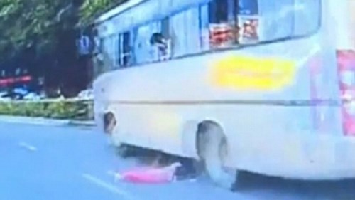 Thót tim với cảnh bé hai tuổi rơi khỏi cửa sổ xe buýt