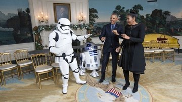 Vợ chồng Tổng thống Mỹ Obama nhảy điệu robot nhân ngày Star Wars
