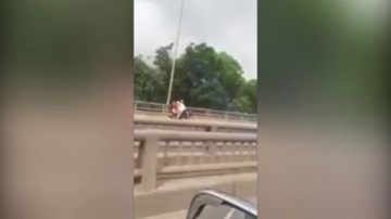 Xe máy chở vợ và con nhỏ chạy ngược chiều, phóng bạt mạng trên cao tốc