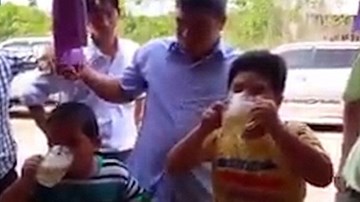 Báo nước ngoài viết về 2 cậu bé 7 tuổi Việt Nam thi uống bia
