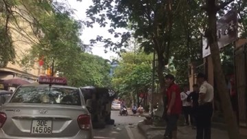 Siêu xe Range Rover đâm cột điện, lật nghiêng giữa phố Hà Nội