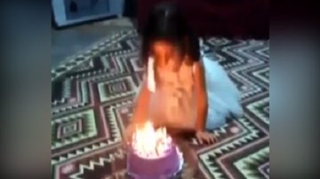 Bé gái hốt hoảng vì tóc bốc cháy khi đang thổi nến sinh nhật