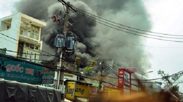 Garage ô tô bốc cháy dữ dội ở Sài Gòn, hàng trăm người tháo chạy