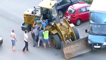 Tài xế say xỉn tông xe liên hoàn bị dân xúm vào đánh hội đồng