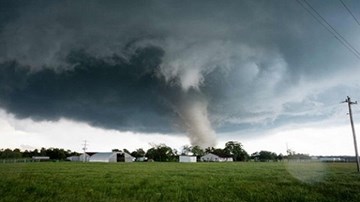 Lốc xoáy khổng lồ ở Mỹ: 2 người chết