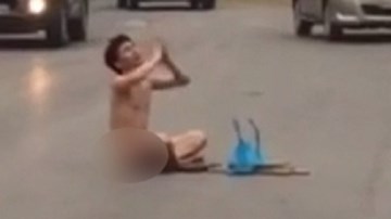 Khỏa thân, ngồi giữa đường Hà Nội cầu mưa gây xôn xao?!