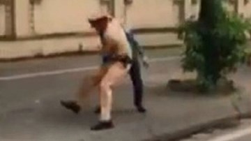 Say bia, vượt đèn đỏ rồi gây sự với cảnh sát