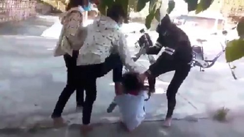 Nghi nói xấu trên facebook, nữ sinh bị đánh hội đồng tả tơi