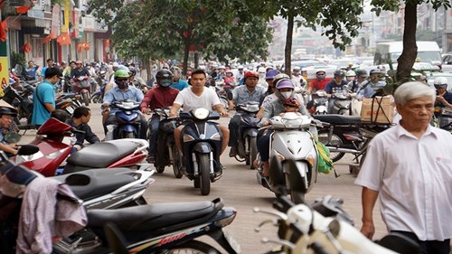 Xe cộ rầm rập đi ngược chiều, leo vỉa hè trên nhiều tuyến phố ở Thủ đô
