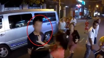 Bé gái bất ngờ lao ra đường bị xe tông, tài xế 'ăn đòn'