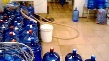 Sản xuất nước đóng chai tinh khiết... siêu bẩn cho lãi “siêu khủng”
