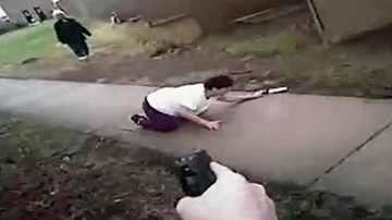 Phẫn nộ video cảnh sát Carolina bắn chết người phụ nữ Việt cầm dao thái thịt