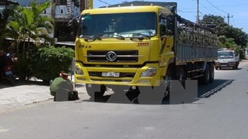 Va chạm với xe tải, 1 nữ sinh tử vong