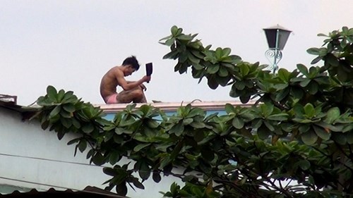 Thanh niên ngáo đá cầm dao đi diễu phố đòi chém người