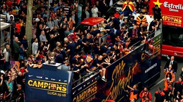 Biển người đổ ra đường ăn mừng cùng Barca