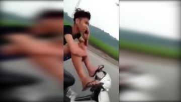 Thanh niên vừa lái xe bằng chân vừa gọi điện… khoe mẹ