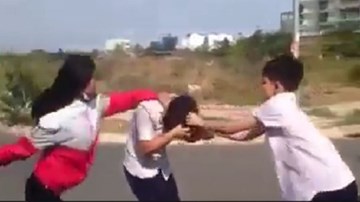 Xôn xao clip nữ sinh cấp 2 bị cặp nam nữ cùng trường đánh hội đồng