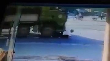 Bị ‘nuốt chửng’ dưới gầm xe tải, 2 người đi xe máy sống sót thần kỳ