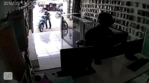 Quên không rút chìa khóa, kẻ trộm 