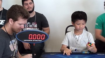 Thán phục bé 7 tuổi giải rubik bằng 1 tay trong 27 giây