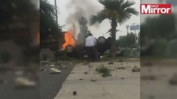 Người qua đường liều mình lao vào xe bốc cháy cứu sống tài xế